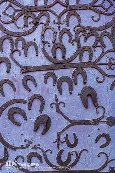 La porte aux fers à cheval